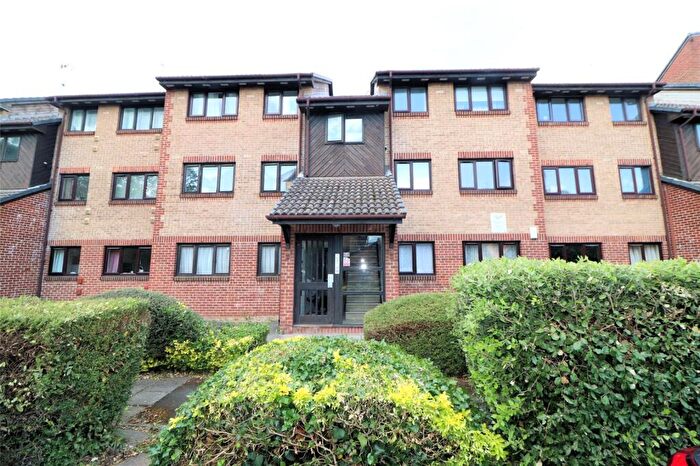 2 Bedroom Flat For Sale In Cricketers Close, Erith, DA8
