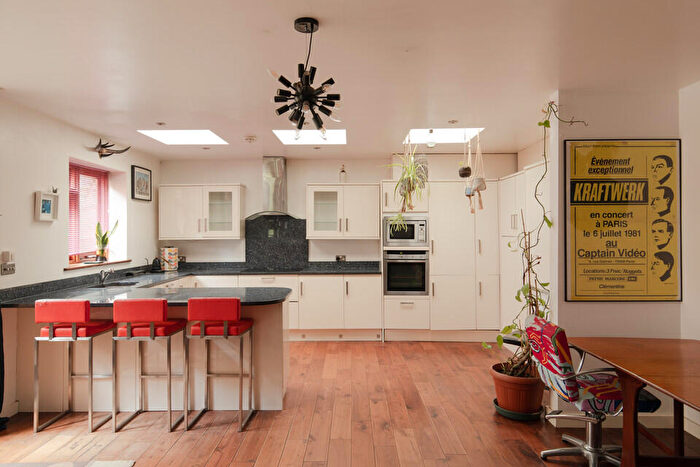 2 Bedroom Flat For Sale In Chadwick Road, Peckham Rye, SE15