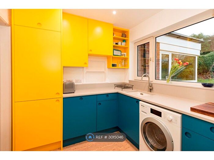 3 Bedroom Semi-Detached House To Rent In Knab Close, Sheffield, S7