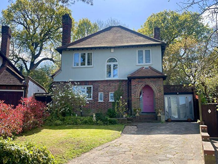 4 Bedroom Detached House For Sale In Hinchley Close, Esher, KT10