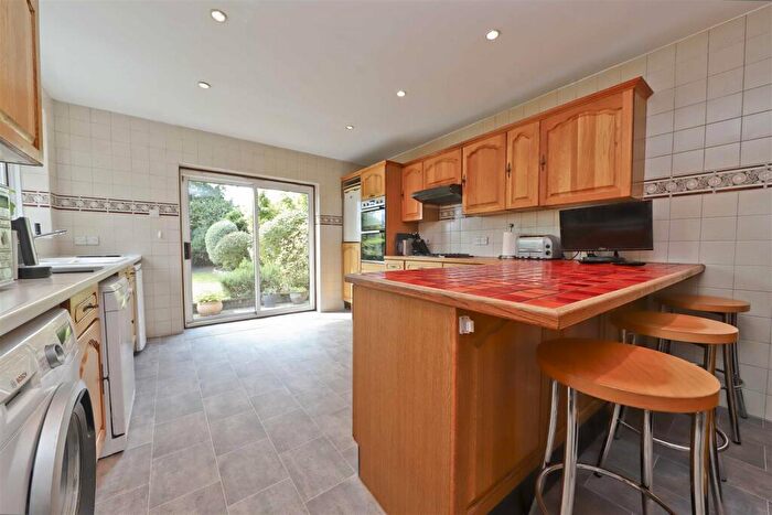 4 Bedroom Detached House For Sale In Broadwood Avenue, Ruislip, HA4