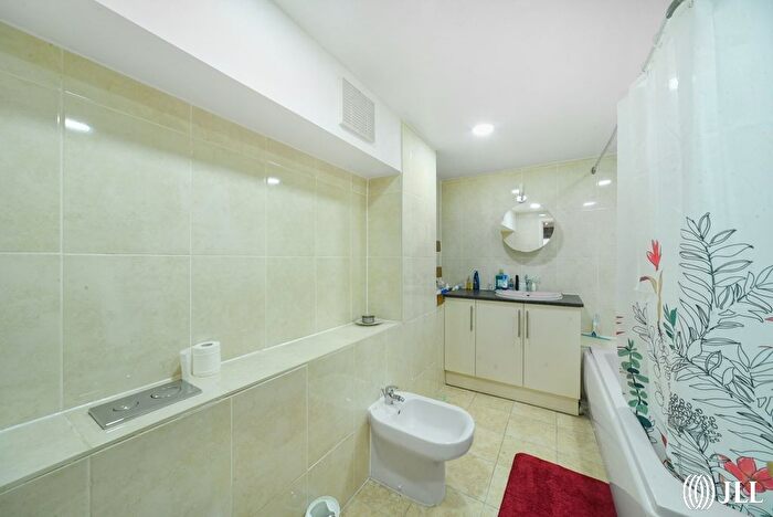 2 Bedroom Flat For Sale In Free Trade Wharf, Wapping, London, E1W