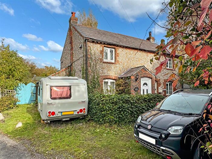 2 Bedroom Cottage For Sale In Toddington Lane, Littlehampton, BN17