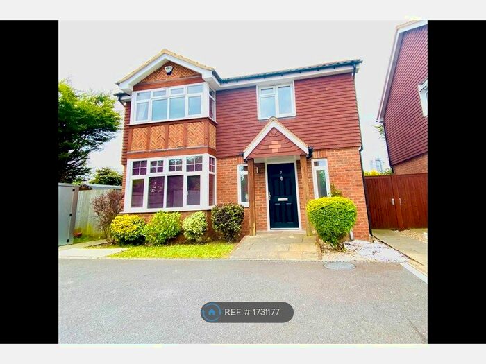 3 Bedroom Detached House To Rent In Dragonfly Close, Surbiton, KT5