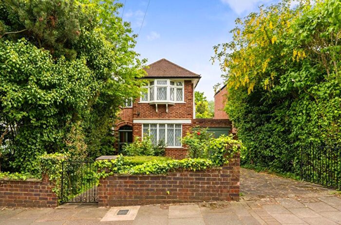 3 Bedroom Detached House For Sale In Greenway, Totteridge, N20