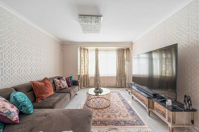 4 Bedroom Semi-Detached House To Rent In Fernwood Crescent, Brunswick Park, London, N20