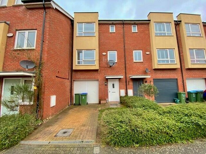 4 Bedroom House To Rent In Stilton Close, Aylesbury, HP19
