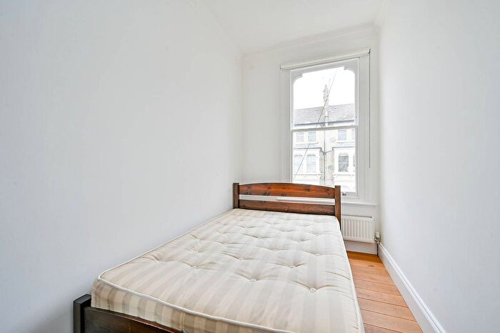 3 Bedroom Flat To Rent In Lakeside Road, Brook Green, London, W14