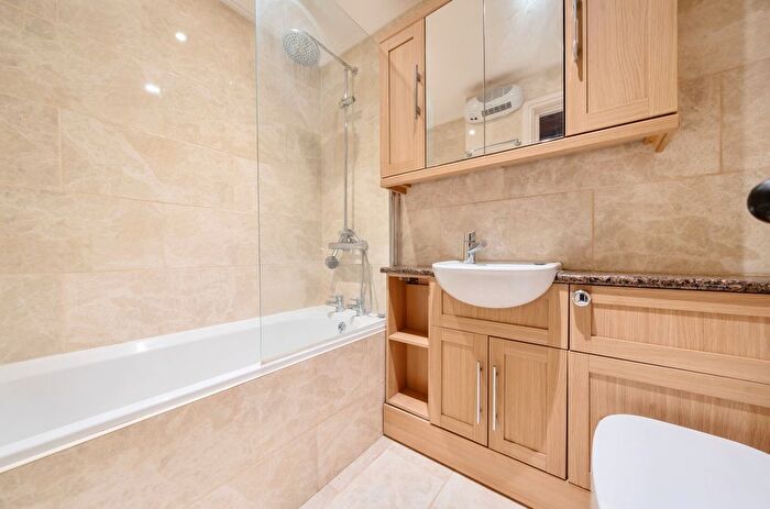 2 Bedroom Flat For Sale In Dunkirk Mills, Inchbrook, Stroud, GL5