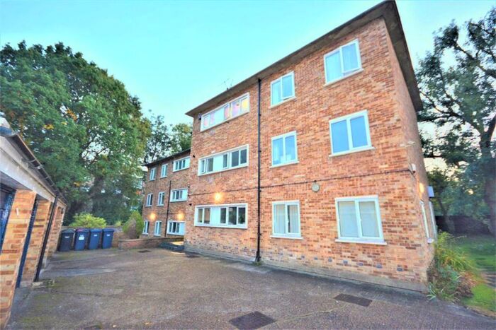 3 Bedroom Flat To Rent In Great North Way, Hendon, NW4