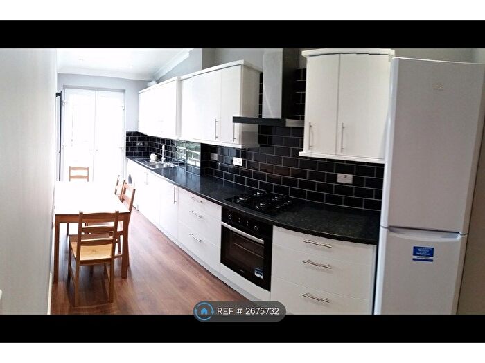 2 Bedroom Flat To Rent In Vauxhal, London, SW8