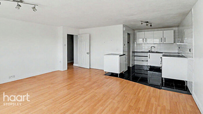 2 Bedroom Apartment For Sale In Handcross Road, Luton, LU2