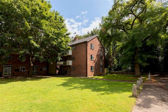 3 Bedroom Apartment To Rent In Buxton Drive, Leytonstone, E11