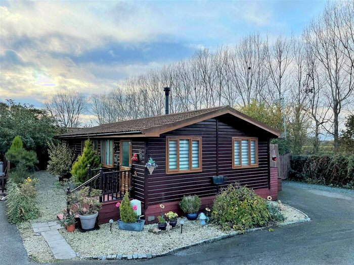 2 Bedroom Mobile/park Home For Sale In Hull Road, Wilberfoss, York, YO41