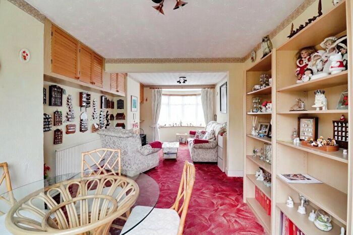 2 Bedroom Chalet For Sale In Richmond Avenue, South Benfleet, SS7