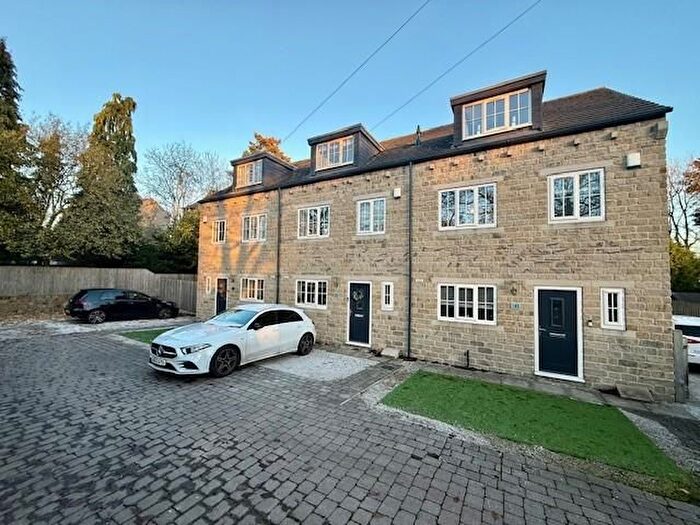 4 Bedroom Town House For Sale In Cleckheaton Road, Low Moor, Bradford, BD12