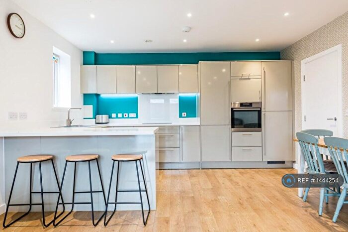 3 Bedroom Flat To Rent In Hainault Road, London, E11