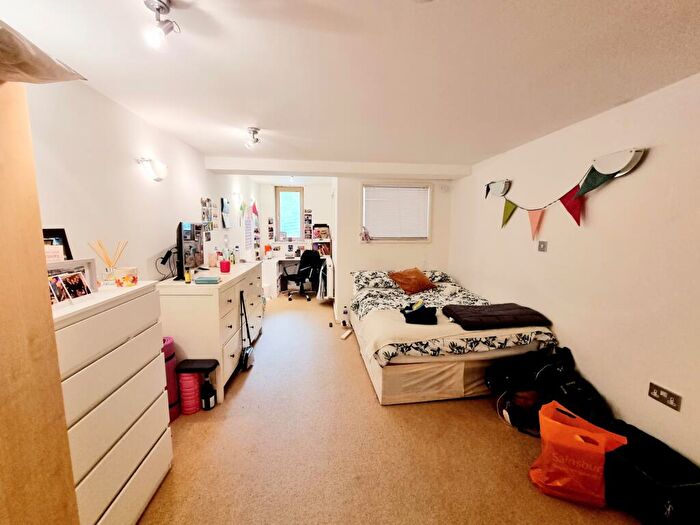 3 Bedroom Flat To Rent In St John's Way, Archway, N19
