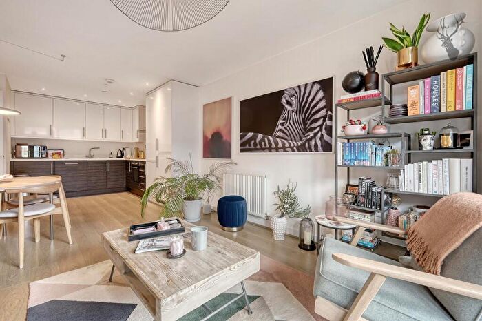 2 Bedroom Apartment To Rent In Festubert Place, Bow, E3