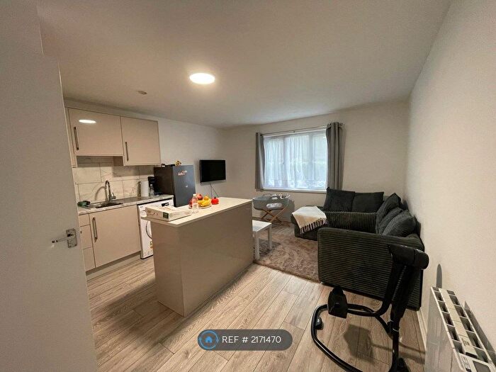 1 Bedroom Flat To Rent In Maltby Drive, Enfield, EN1