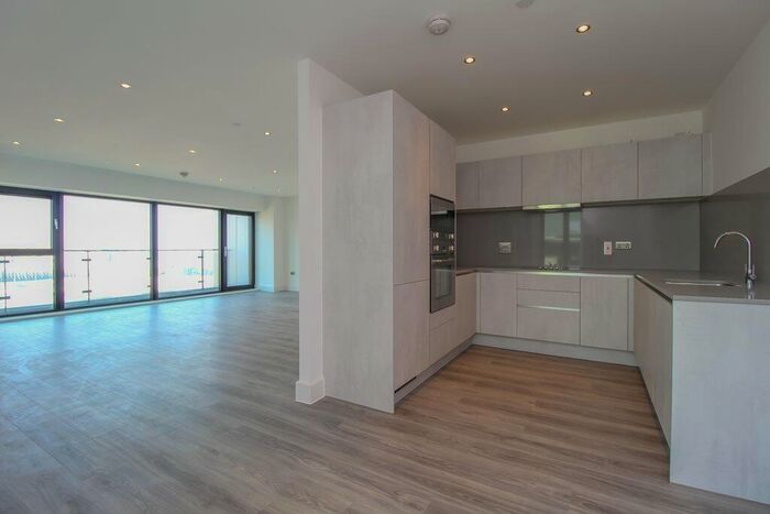 3 Bedroom Flat To Rent In Waterford House, Bayscape, Cardiff Marina, CF11