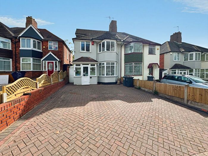 4 Bedroom Semi Detached House For Sale In Kingstanding Road, Birmingham, B44