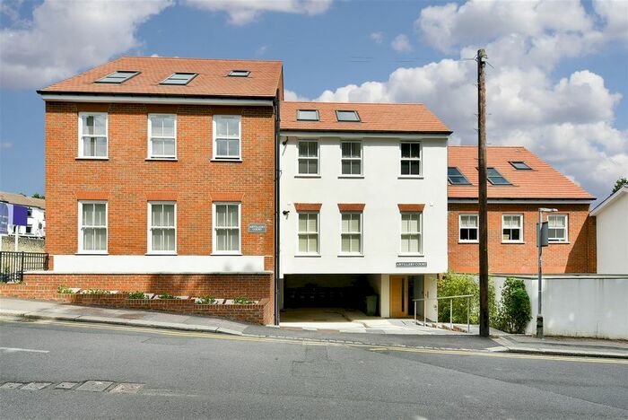 2 Bedroom Flat To Rent In Hooley Lane, Redhill, RH1