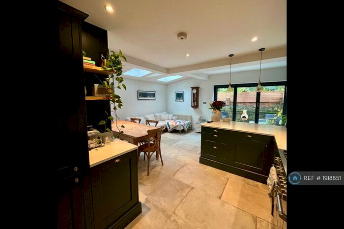 3 Bedroom Maisonette To Rent In Brassey Square, London, SW11