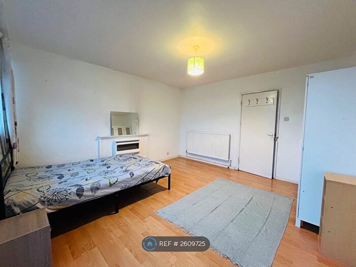 3 Bedroom Flat To Rent In Duffel House, London, SE11