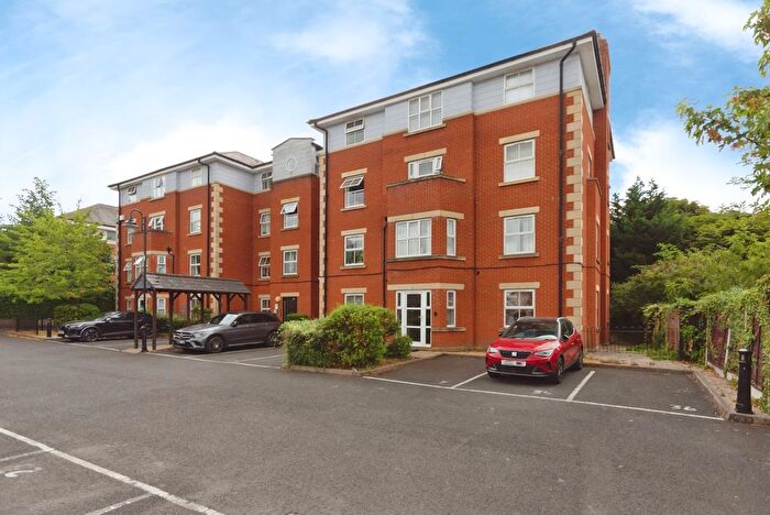 2 Bedroom Flat For Sale In Warwick Road, Solihull, West Midlands, B92