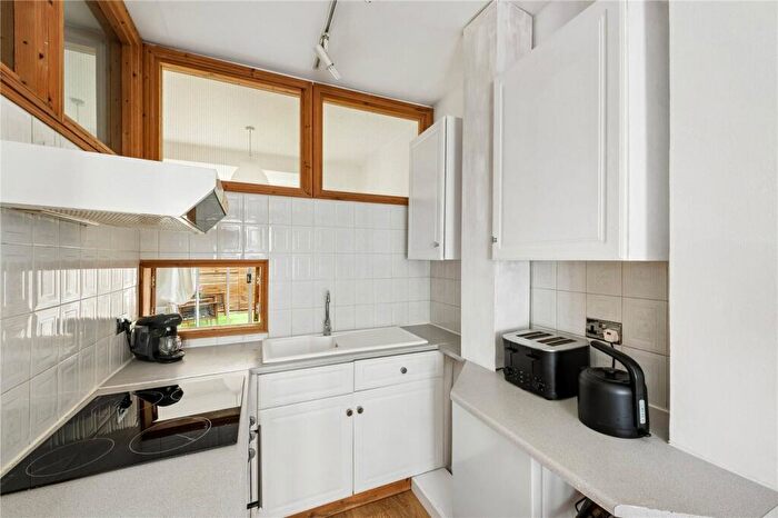 1 Bedroom Apartment For Sale In Offord Road, London, N1 - Photo 3