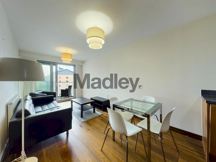 2 Bedroom Flat To Rent In Bridges Court, London, SW11