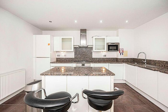 2 Bedroom Duplex To Rent In Western Gateway, Adriatic Apartments, E16