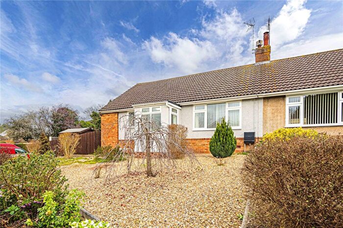 2 Bedroom Bungalow For Sale In Medley Close, Eaton Bray, Central Bedfordshire, LU6