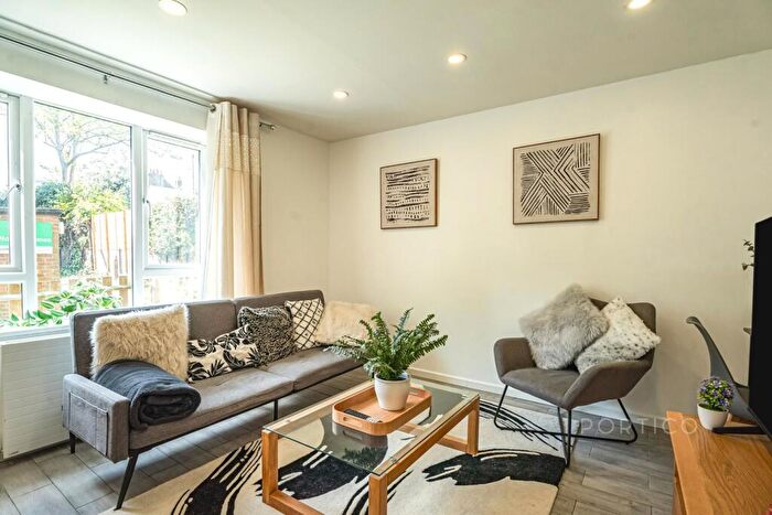 2 Bedroom Flat To Rent In Barratt House, Sable Street, London, N1
