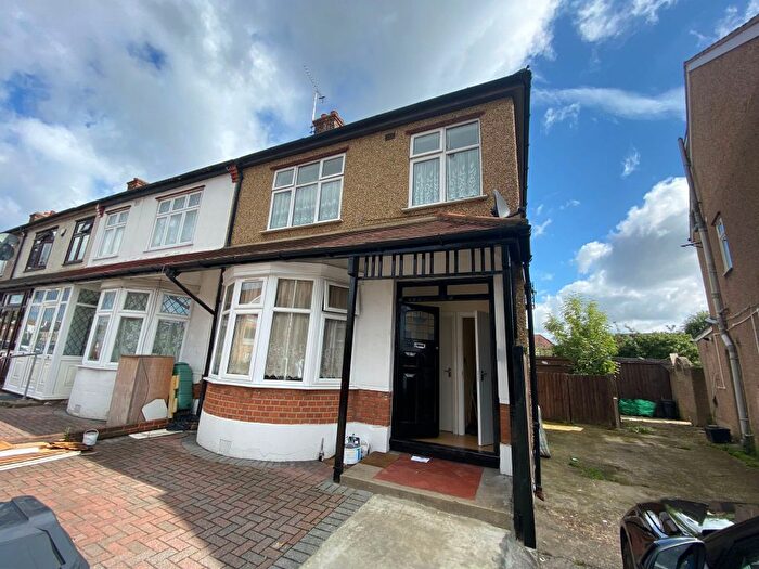 2 Bedroom Flat To Rent In Tanners Lane, Barkingside, Ilford, IG6