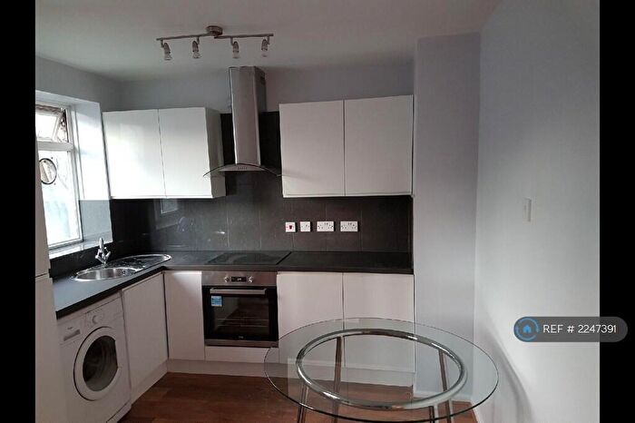 3 Bedroom Flat To Rent In Wittering House, London, SW11