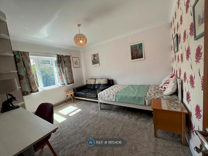 1 Bedroom Flat To Rent In Whitton Dene, Isleworth, TW7