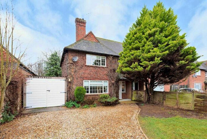 3 Bedroom Semi-Detached House For Sale In Peakfield, Frensham, Farnham, GU10