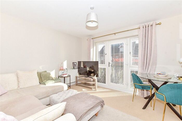 2 Bedroom Flat For Sale In Horndean, Waterlooville, Hampshire, PO8