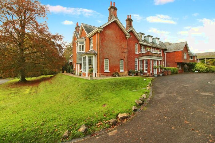 2 Bedroom Flat For Sale In Winton Hill, Stockbridge, Hampshire, SO20