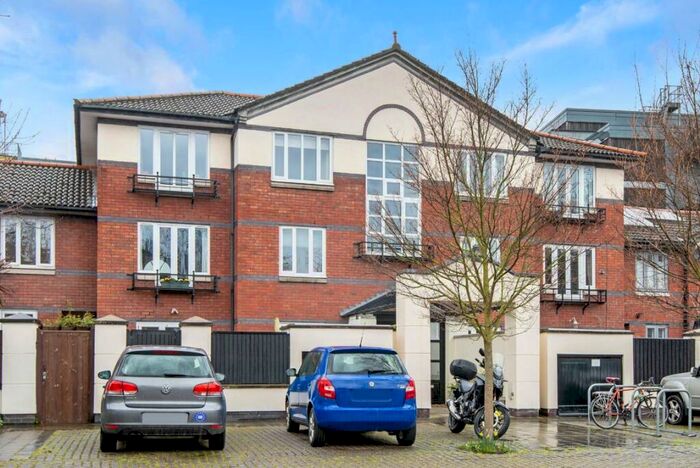 1 Bedroom Flat To Rent In Gloucester Square, Broadway Market, E2