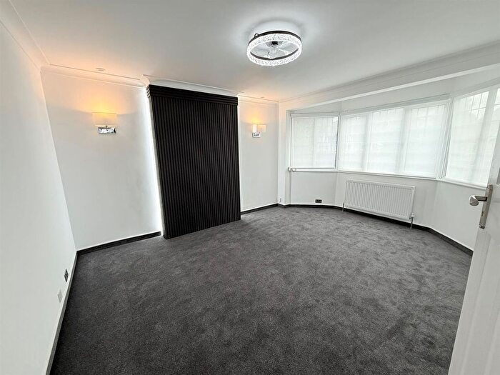 2 Bedroom Flat To Rent In The Drive, Edgware, HA8