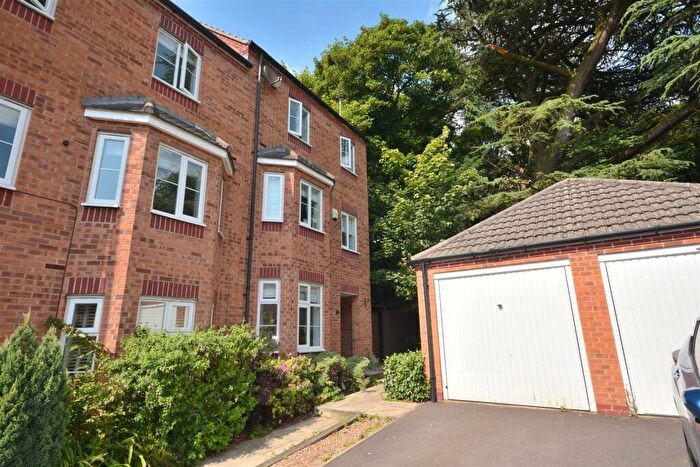 3 Bedroom Town House To Rent In Highfields Park Drive, Derby, DE22