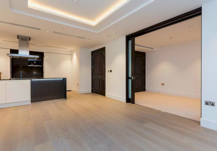 3 Bedroom Flat To Rent In Kensington High Street, London, W14