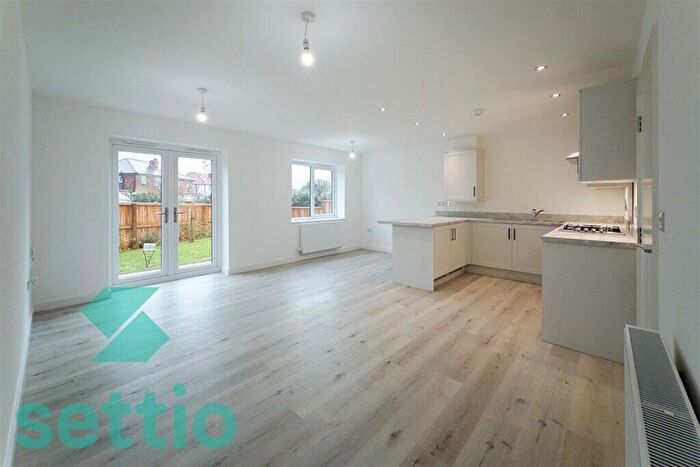 2 Bedroom Apartment To Rent In The Poppies A, M25