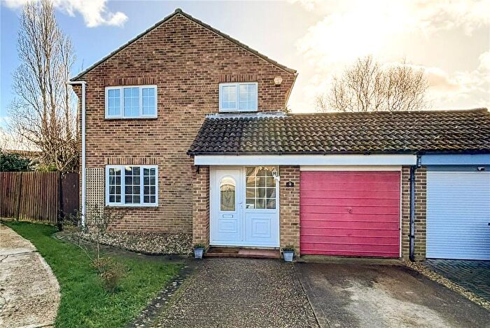 4 Bedroom Link Detached House For Sale In Carisbrooke Court, New Milton, Hampshire, BH25
