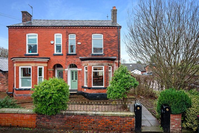 3 Bedroom Semi-Detached House For Sale In Hazelhurst Road, Worsley, M28