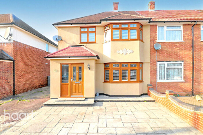 3 Bedroom End Of Terrace House For Sale In Heron Way, Upminster, RM14
