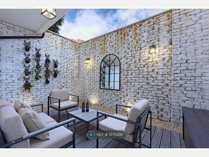 3 Bedroom Flat To Rent In Vauxhall Bridge Road, London, SW1V